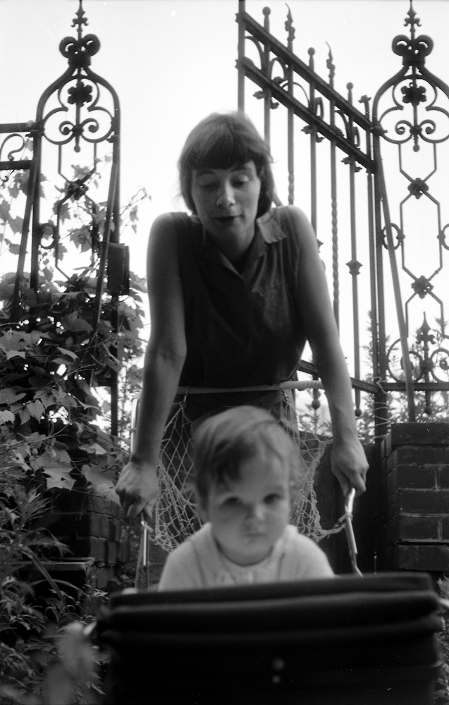 Hannes Kater: Vitrine C "Hansaviertel" f&uuml;r "&uuml;berbrechen", Akademie der K&uuml;nste, Hanesatenweg 2012