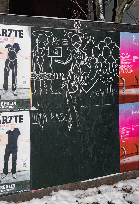 Plakatwand in Berlin Wei&szlig;ensee